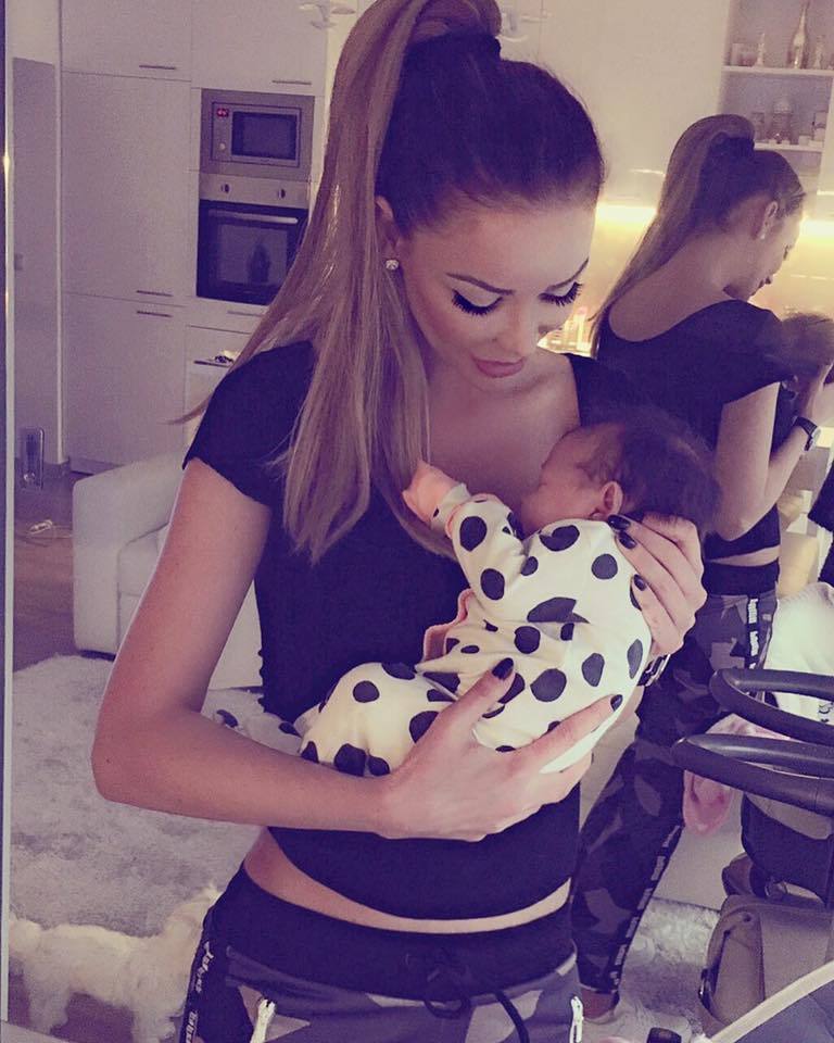 Bianca Drăguşanu s-a pozat cu fetiţa în braţe.