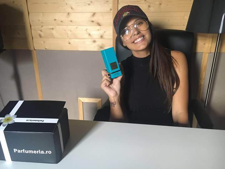Antonia işi face cumparaturile de pe site-ul vedetelor, parfumeria.ro