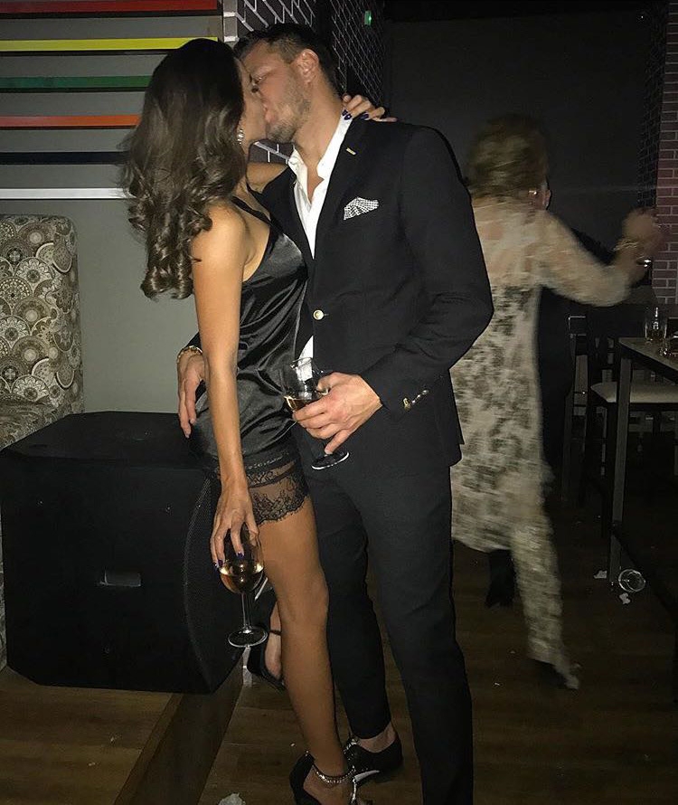 Marius Niculae s-a afişat în braţele acestei tinere brunete