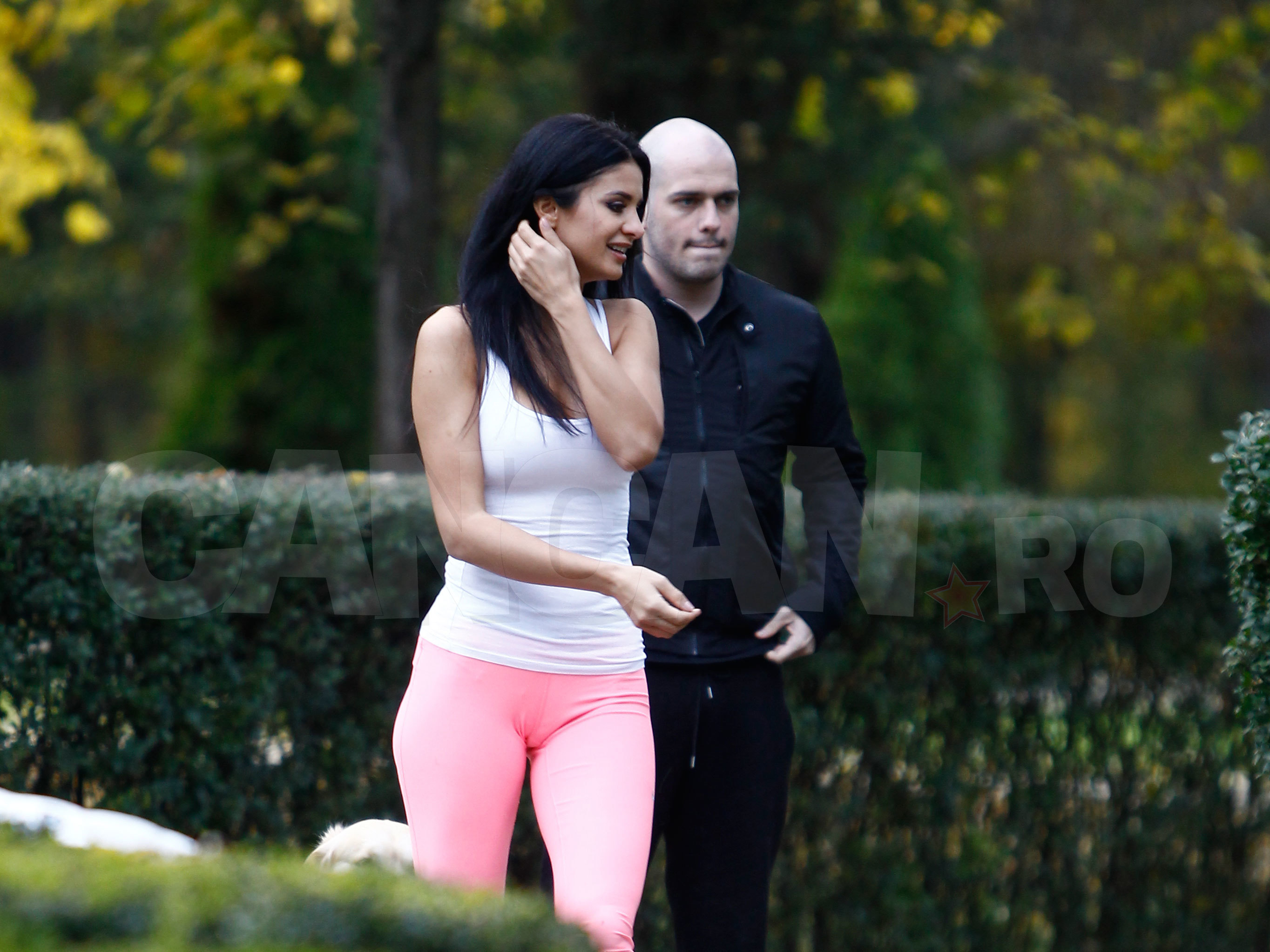 Colanţii roz al Larisei nu mai lasă loc imaginaţiei