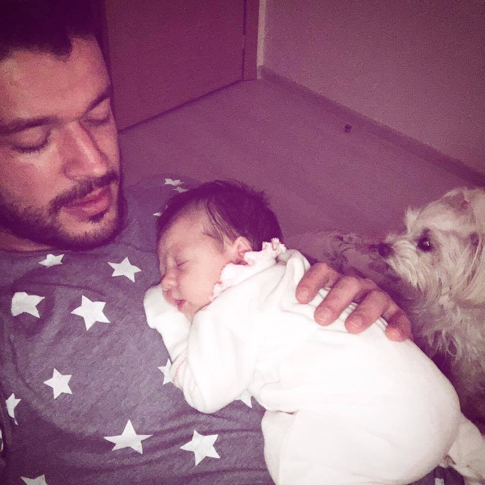 Victor este topit după fiica lui.