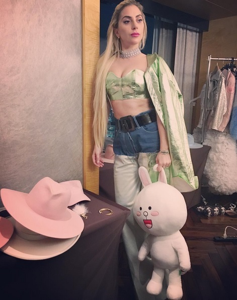 Lady Gaga are vergeturi pe abdomen.