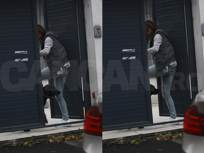 Andreea Raicu îşi iubeşte mult câinele şi îi oferă tot confortul.