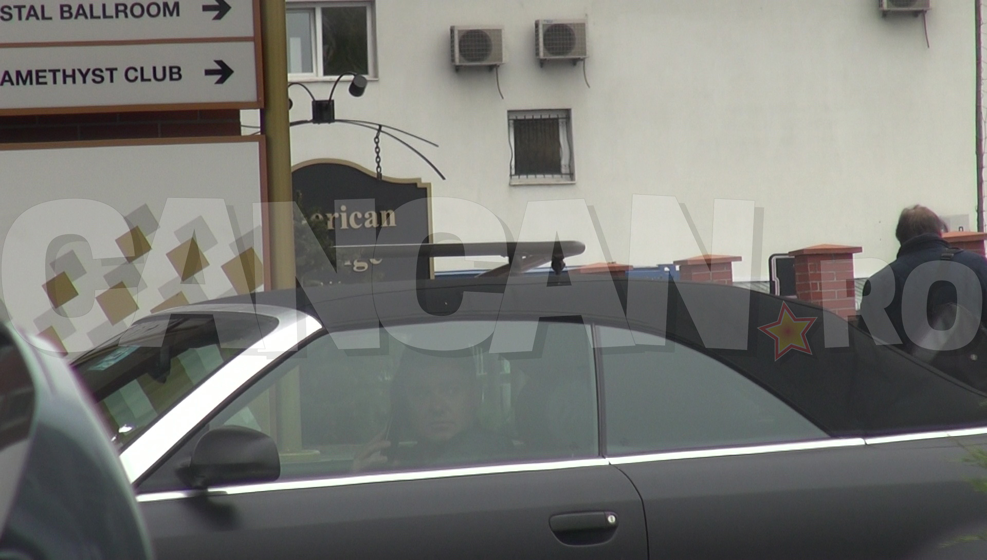 Deşi a stârnit valuri cu scandalul pornit în stradă, acum, Boureanu, se bucură din plin de relaţia cu iubita sa mai tânără.