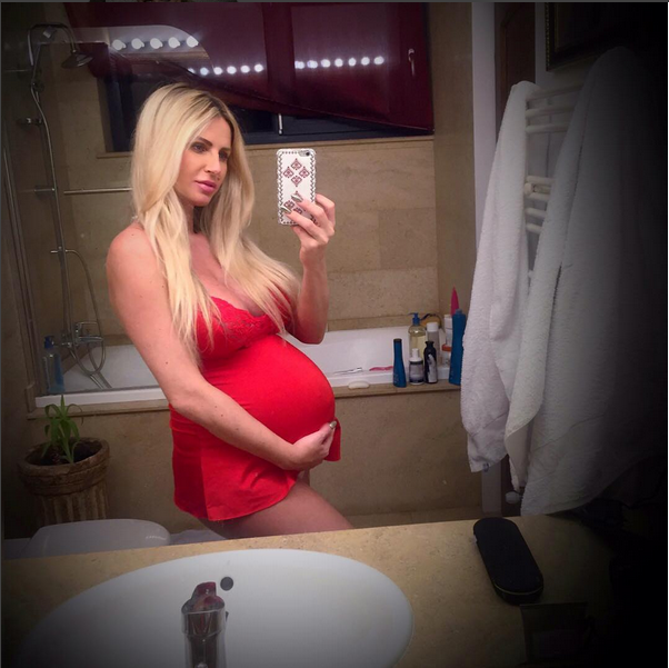 Andreea Bănică mai are puţin şi naşte.