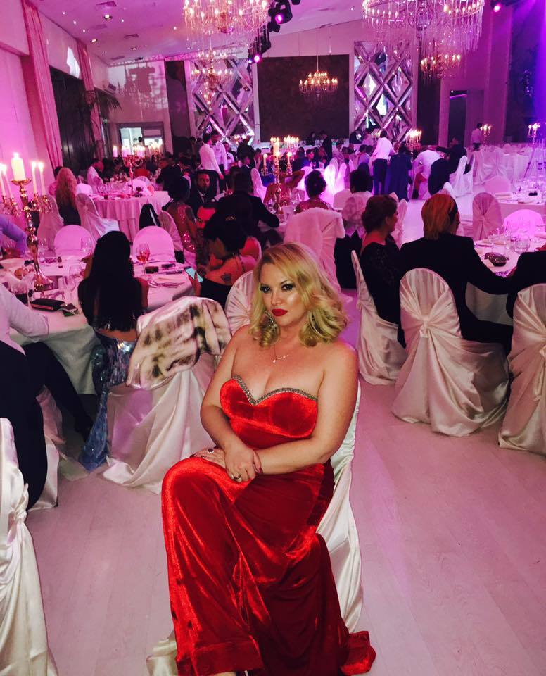 Oana Lis a purtat o rochie decoltată la nunta lui Remus de la Taboo Boys.