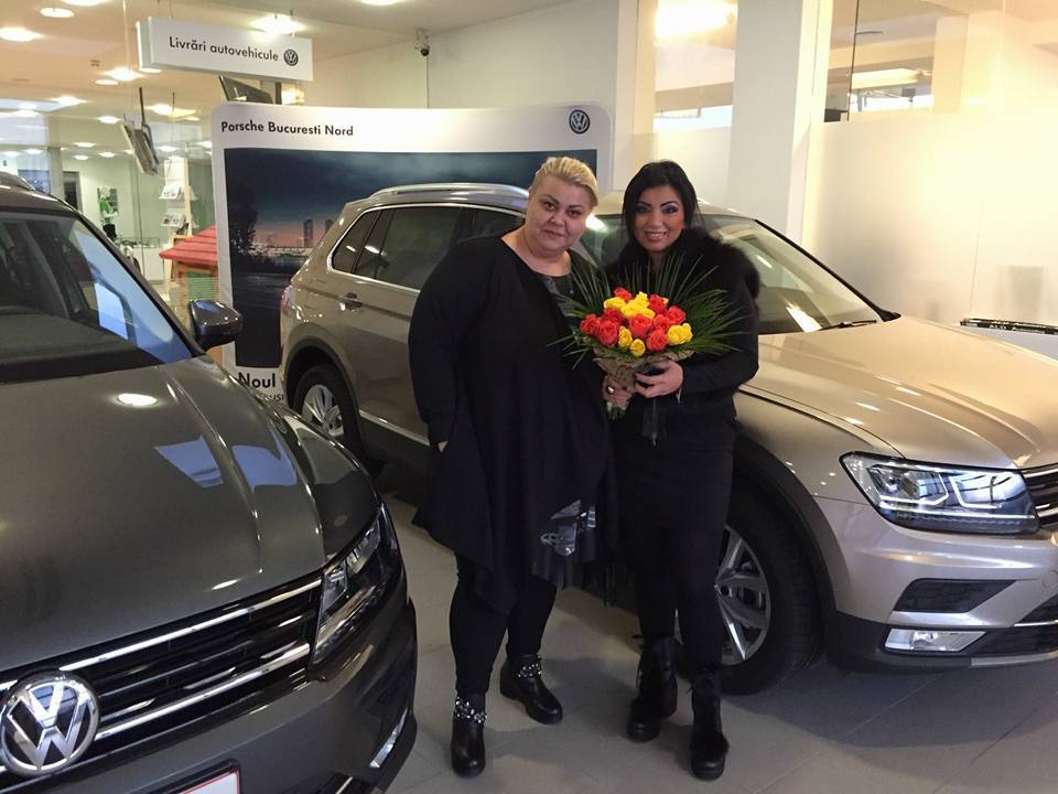 Adriana şi-a luat un automobil nou-nouţ!