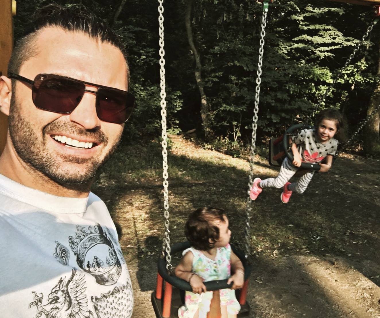 Pepe s-a pozat alături de fetiţele lui în parc.
