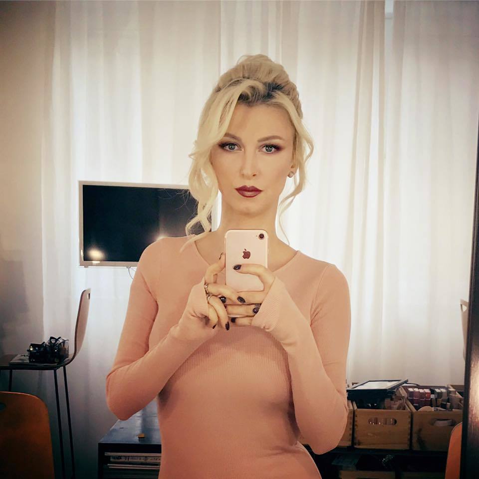 Andreea Bălan s-a fotografiat în casă.