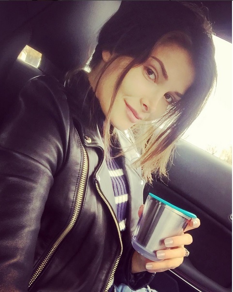 Deşi era foarte obosită, Alina nu a uitat de fanii ei.