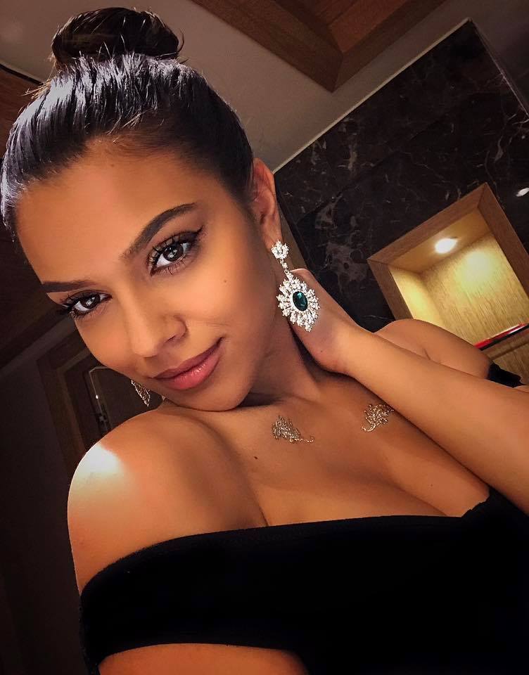 Carmen Minune s-a pozat într-o rochie neagră.