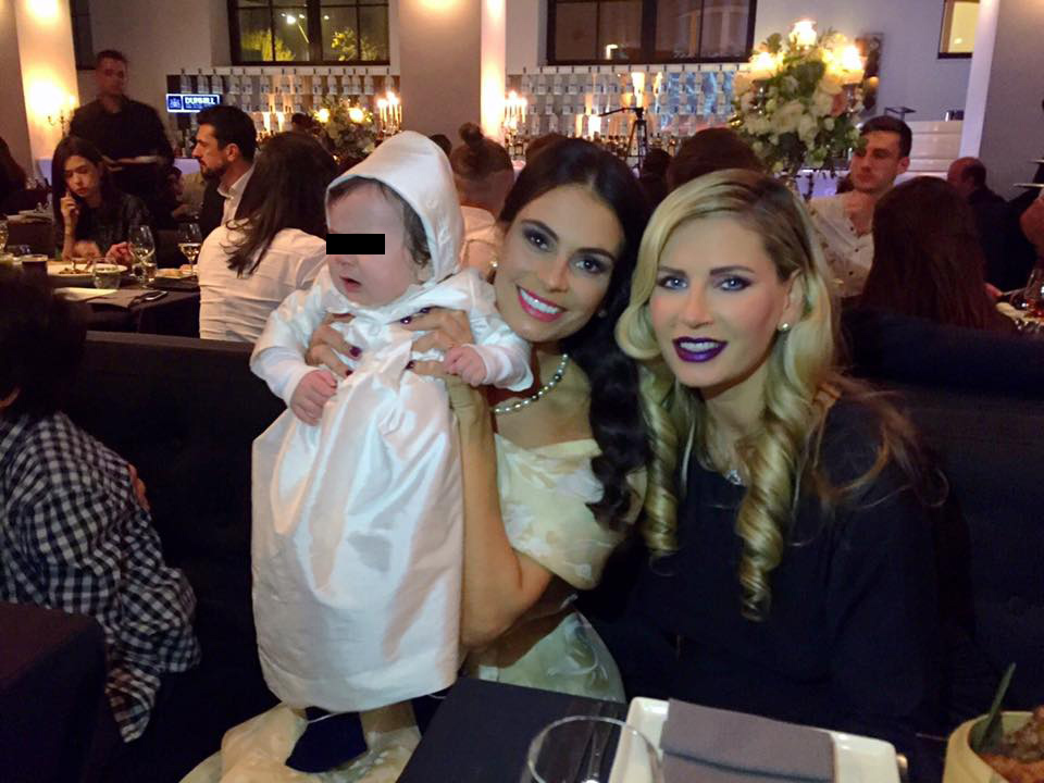 Andreea Bănică le-a arătat fanilor ei de pe Facebook această imagine de la botezul micuţului Ancăi Serea