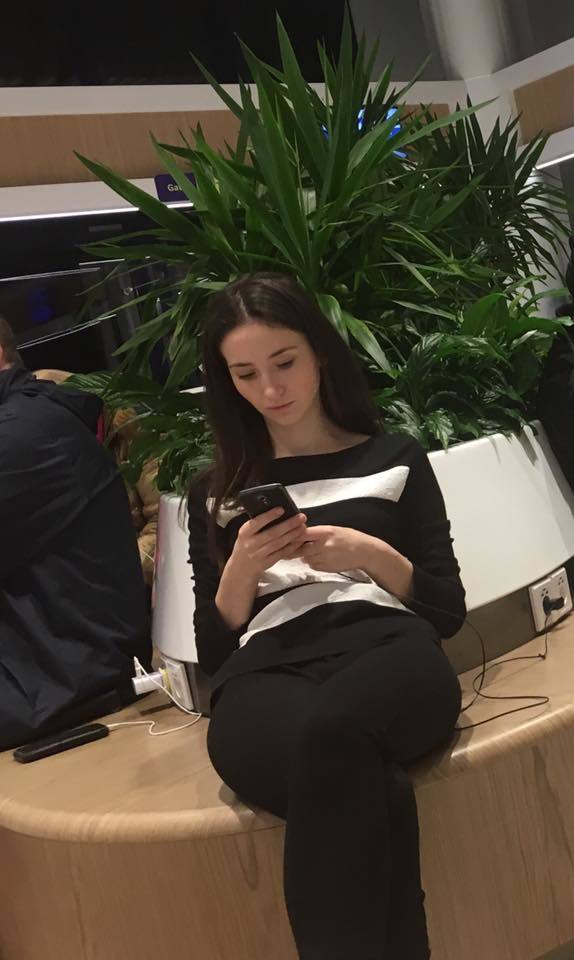 Aceasta este fata din aeroport care i-a atras atenţia lui Codin Maticiuc.