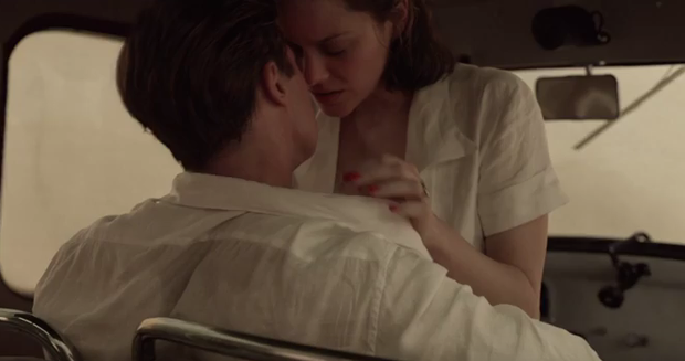 Marion Cotillard a povestit cum a fost să facă sex cu Brad Pitt în faţa camerelor