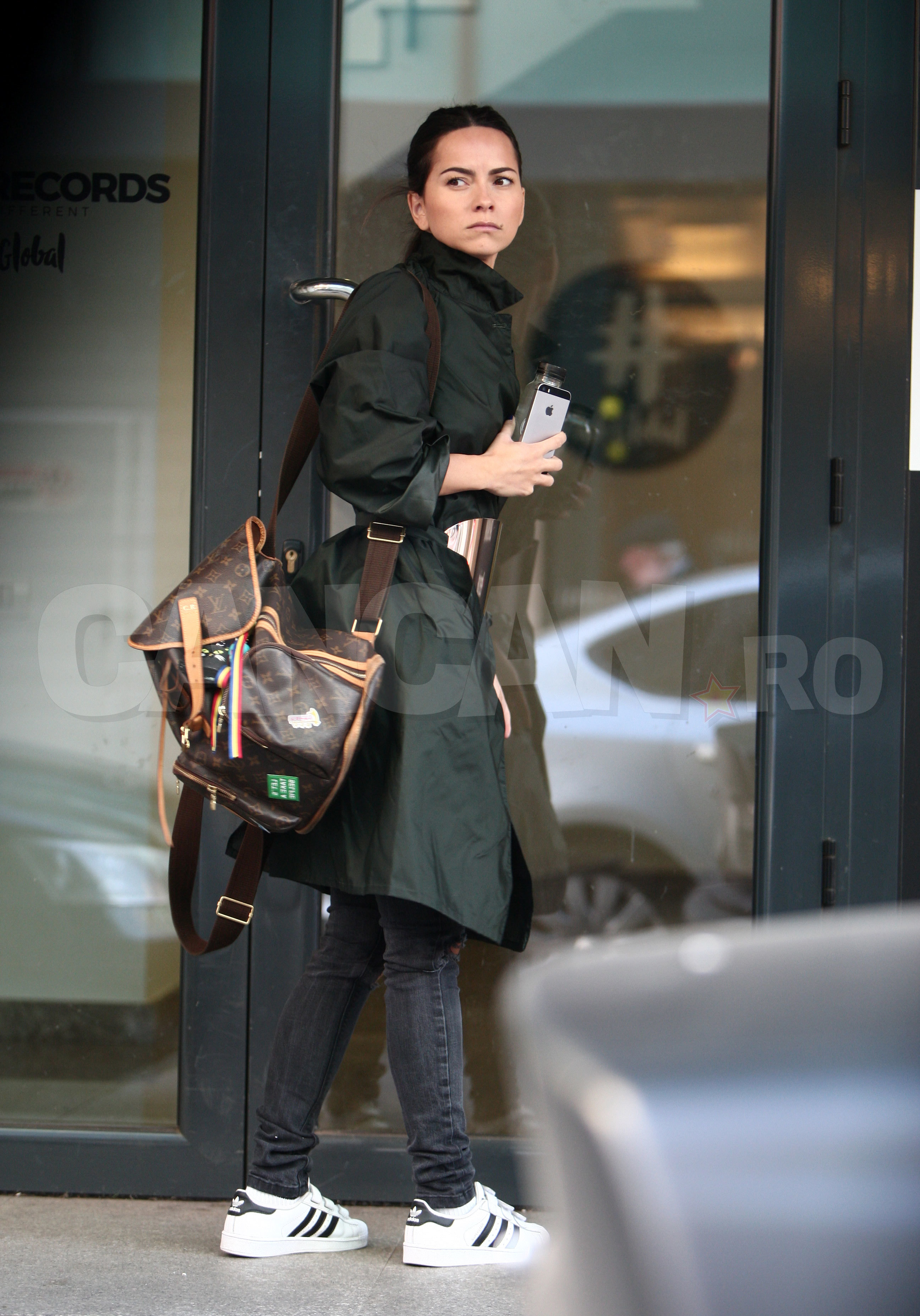 Inna a arborat tricolorul la..rucsac!