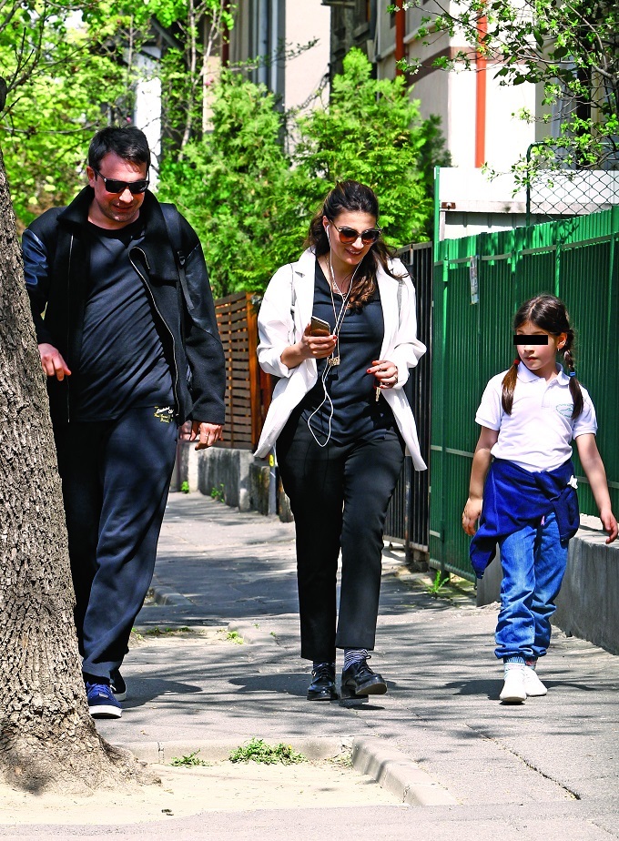 Ioana Ginghină este căsătorită cu actorul Alexandru Papadopol. Cei doi au o fetiţă în vârstă de şapte ani, Ruxandra.