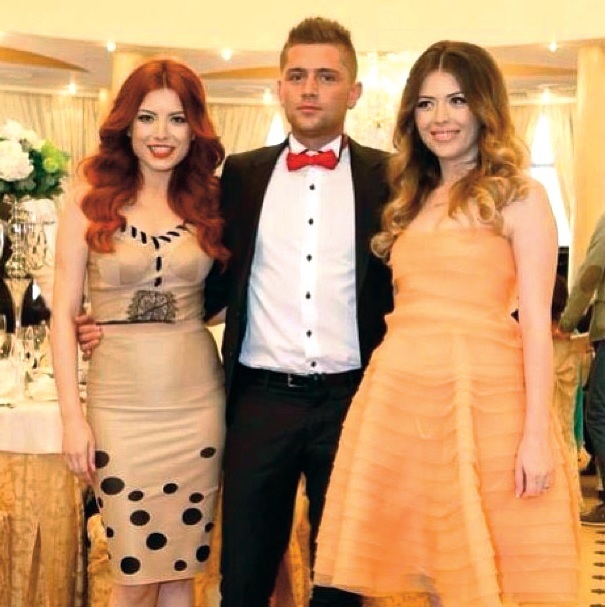 Elena are o relaţie specială cu sora ei, Ana Maria şi fratele său, Costin