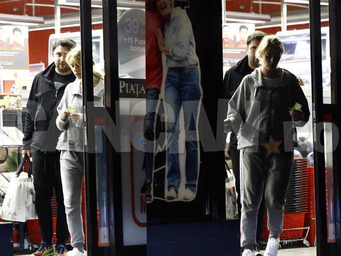 Diana Dumitrescu şi Alin Boroi au făcut cumpărăturile într-un supermarket din Bucureşti.
