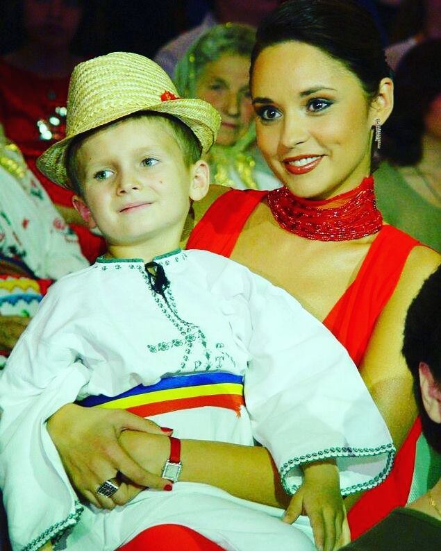 ”La mulţi ani, români frumoşi şi buni!”