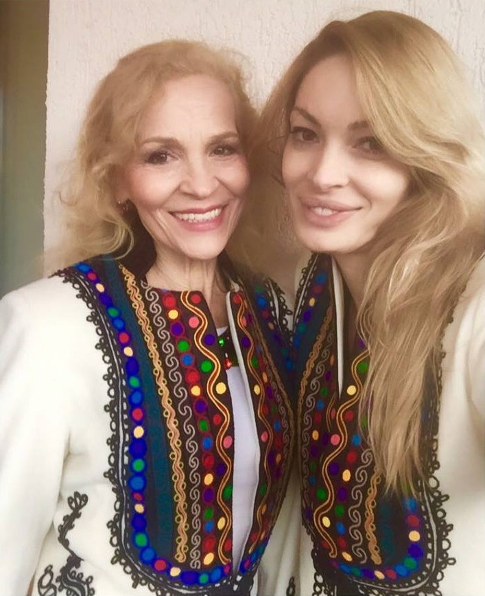 ”La mulţi ani, dragi români!”