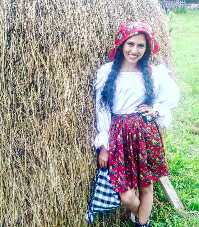 ”La mulţi ani, România! Te iubesc! La mulţi ani tuturor românilor nu se aplică! Nu le pot ura la mulţi ani celor care distrug, fură şi schilodesc frumuseţea asta de ţară! Aş vrea să mă bucur, dar sunt mâhnită! #lamultianiromania! Sper să rezişti acestor nenorociţi şi poate vei avea noroc să înfloreşti aşa cum meriţi!”