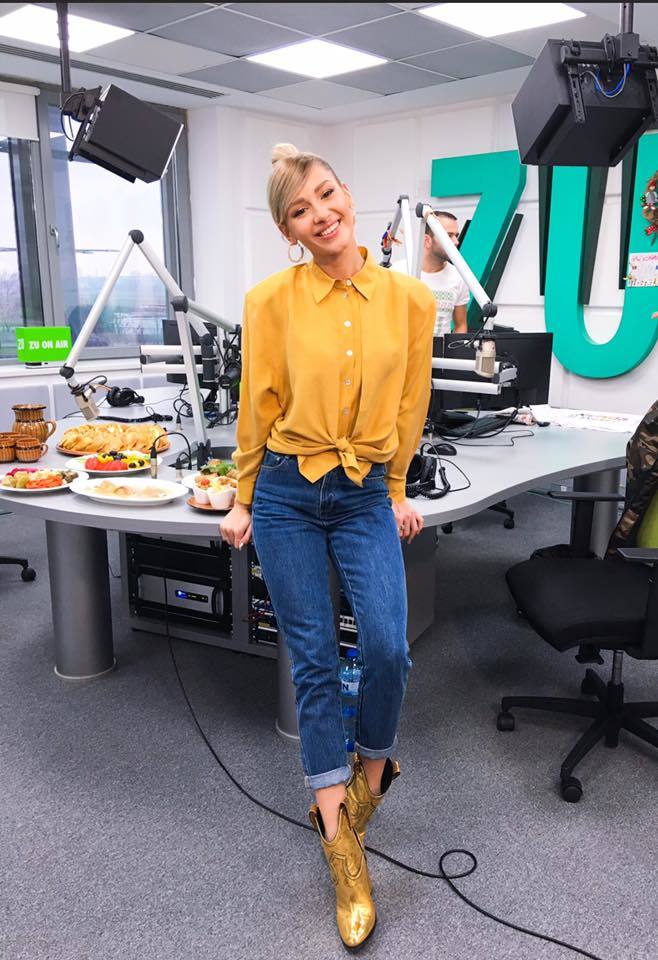 ”La mulţi ani, Româniaaaa! La mulţi ani, români frumoşi! Astăzi este ziua noastră, aşa că nu lipseşte muzica românească!” 