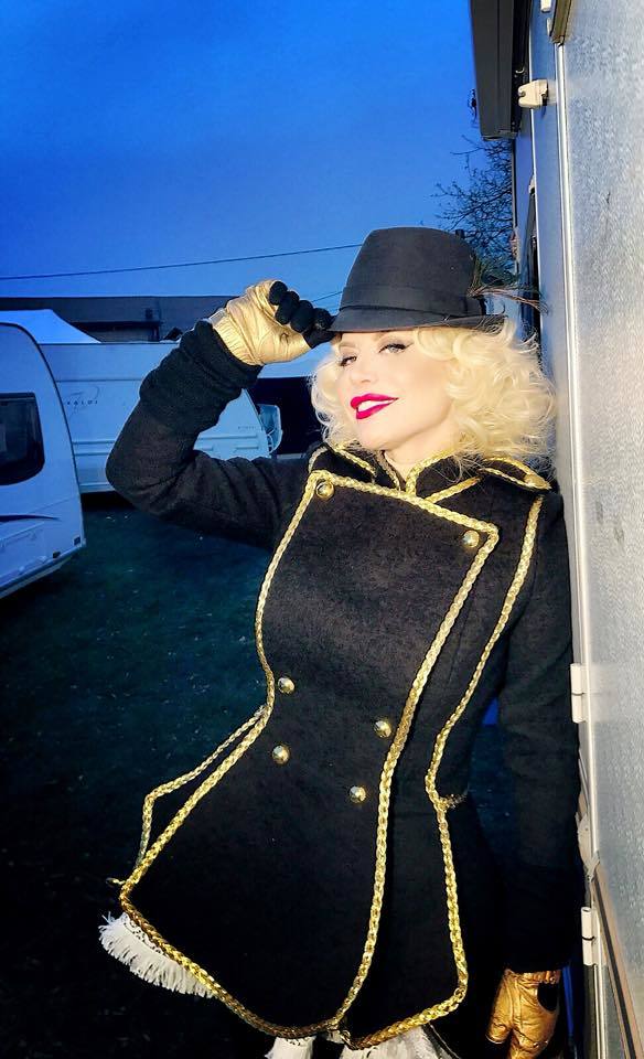 ”La Mulţi Ani, România! Mulţumesc patriei mele şi neamului meu românesc pentru dragostea, inspiraţia şi susţinerea pe care mi au dăruit-o necondiţionat! Dragoste fără sfârşit!”