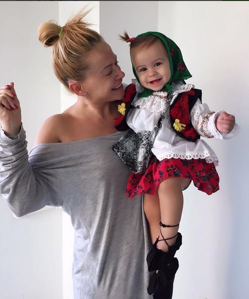 Anda Adam i-a emoţionat pe internauţi, când aceştia au văzut-o pe micuţa Evelin