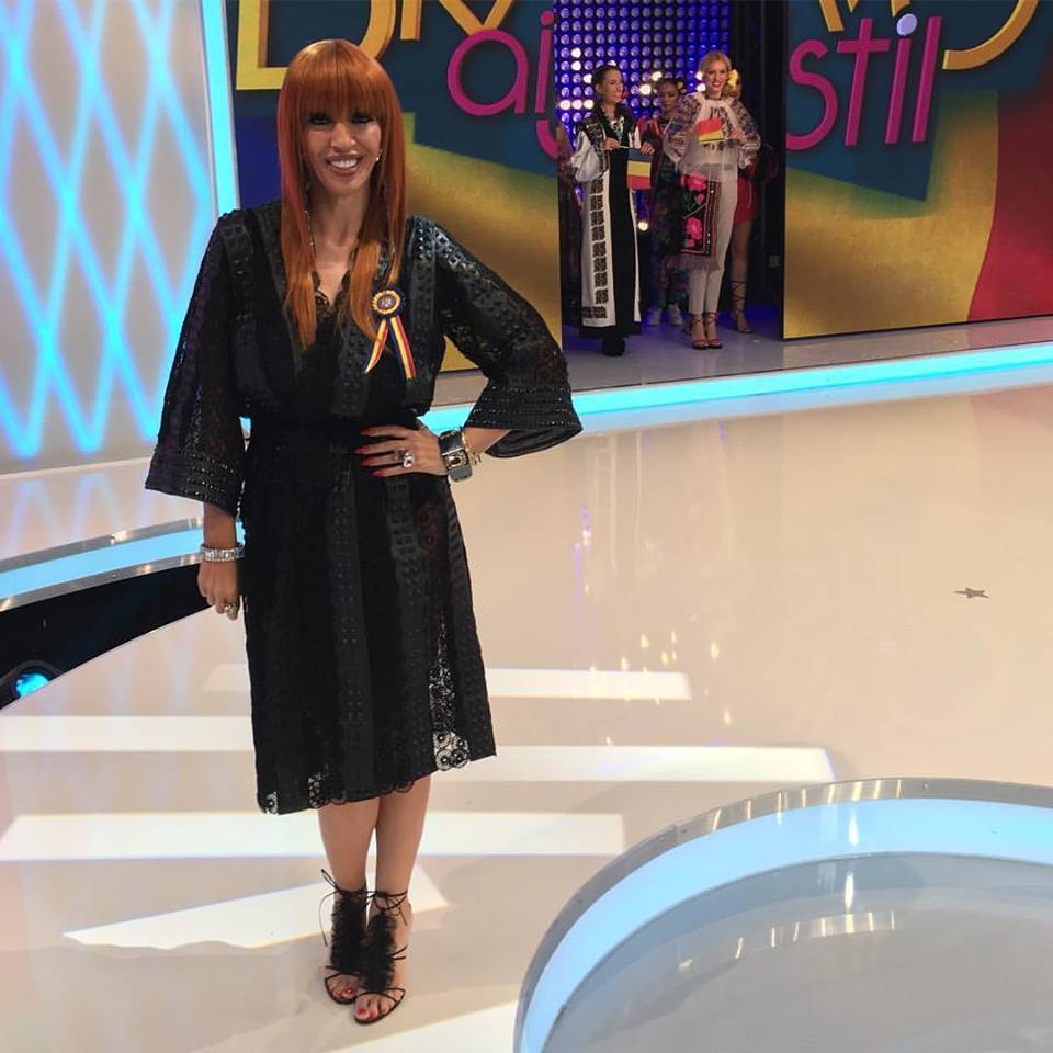 Raluca Bădulescu s-a vopsit roşcată.