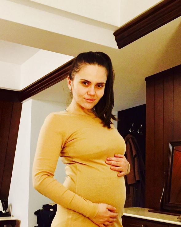 Cristina Şişcanu şi-a etalat burtica de gravidă în cinci luni