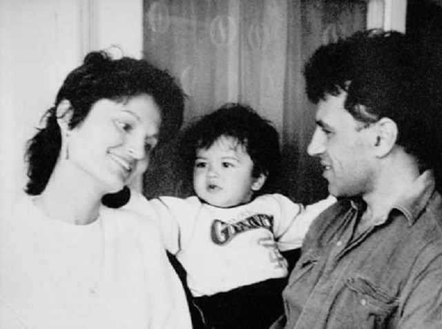 Soţii Mihalea, alături de băieţelul lor, Ionuţ