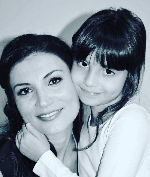 Fiica Ioanei Ginghină are 8 ani.