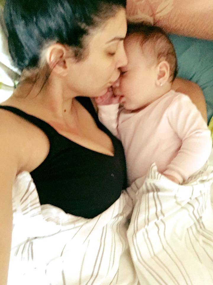 Andreea Tonciu s-a pozat în timp ce stătea cu fetiţa ei în pat.