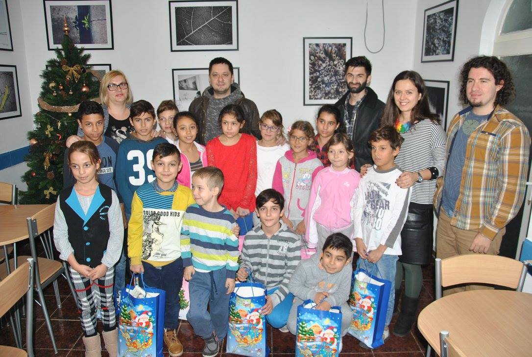 Cei doi actori i-au ajutat pe micuţi să simtă cu adevărat emoţiile sărbătorilor.