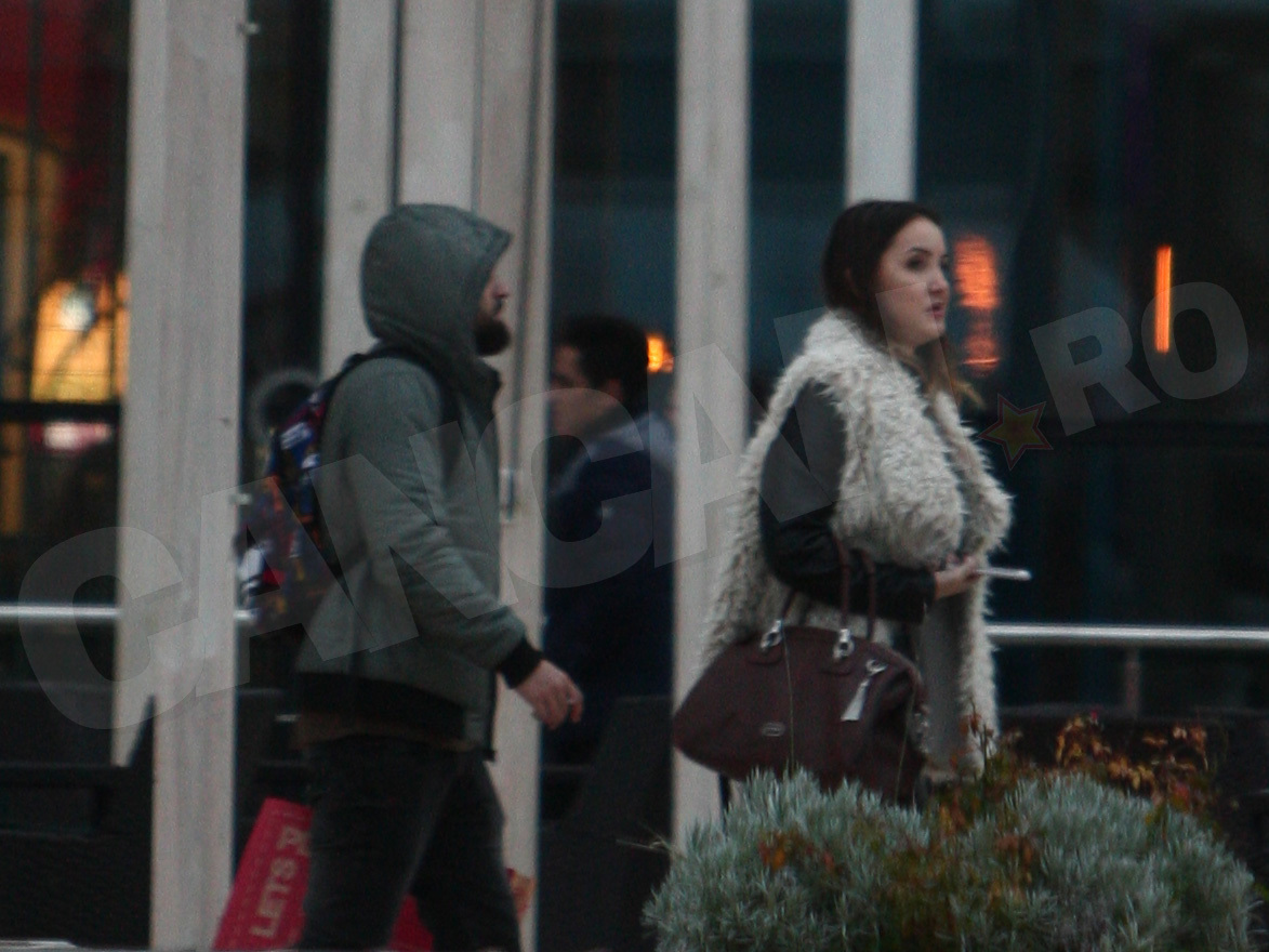 Cântăreţul merge în spatele iubitei sale