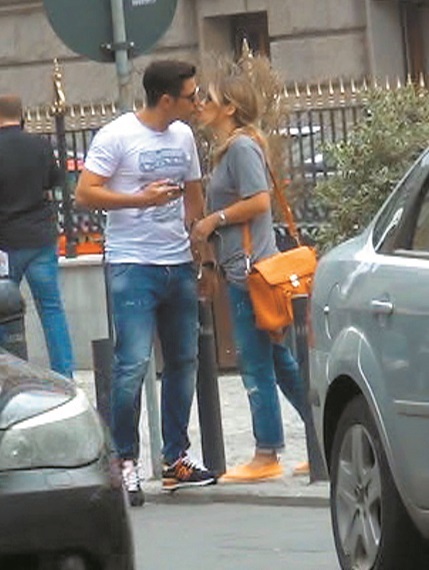 Unul dintre rarele săruturi în public