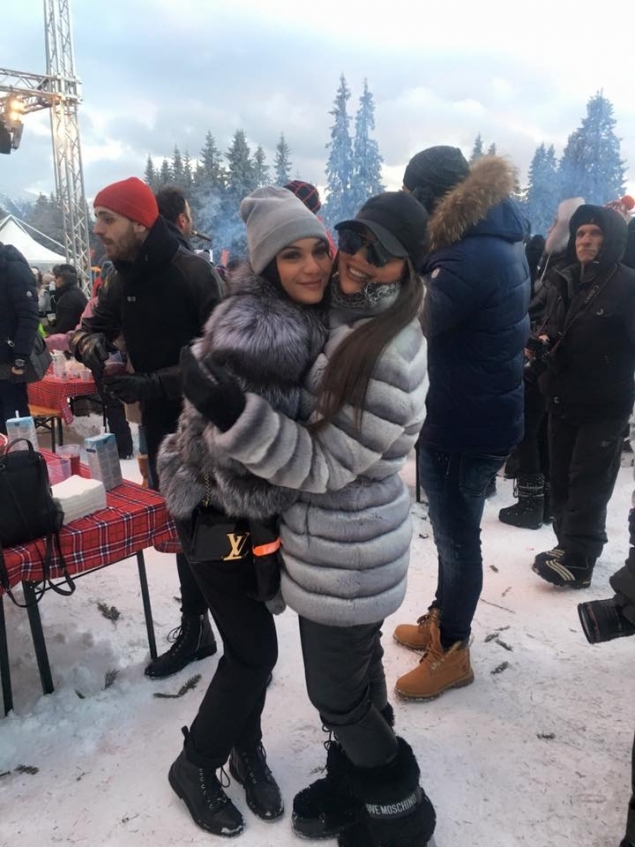 Betty se răsfaţă cu haine şi accesorii scumpe!