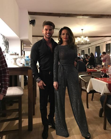 Bruneta a făcut publică imaginea în urmă cu puţin timp în această seară de sâmbătă