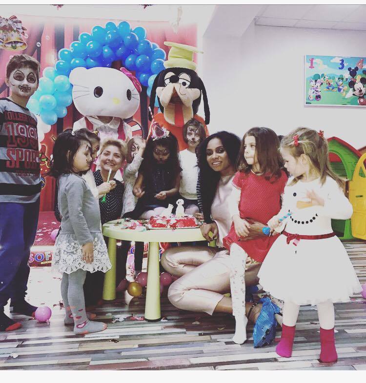 Laurette îşi adoră fetiţa, pe care o răsfaţă ori de câte ori are ocazia.