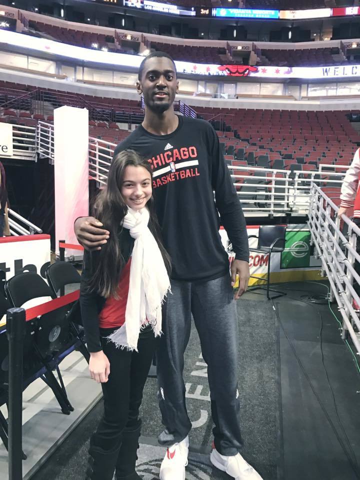 Laura Bretan s-a pozat cu jucătorii echipei Chicago Bulls
