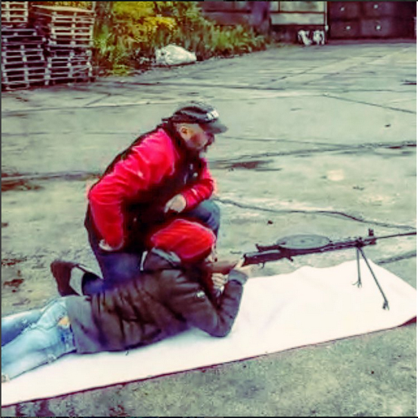 Mihaela Rădulescu învaţă să tragă cu puşca