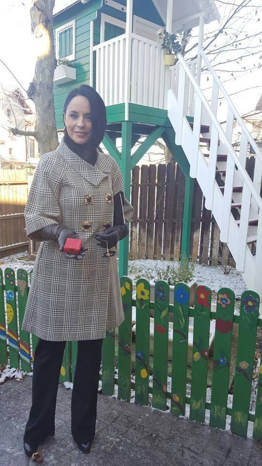 Andreea Marin s-a pozat cu o cutiuţă în mână.