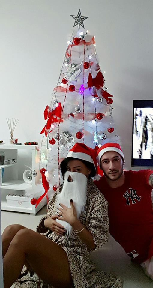 Ana Mocanu s-a pozat lângă brad alături de partenerul ei de viaţă.