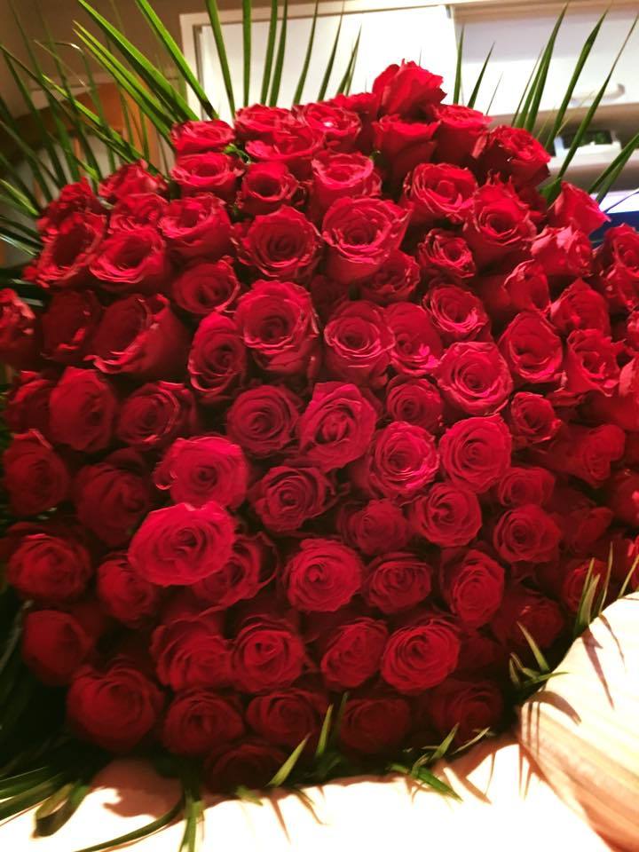 Daniel a răsfăţat-o pe Andreea cu un buchet imens de trandafiri roşii.