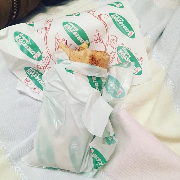 Adriana este răsfăţată din plin de iubit.