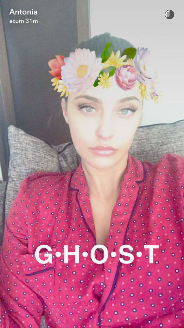 Antonia s-a pozat în pijamale