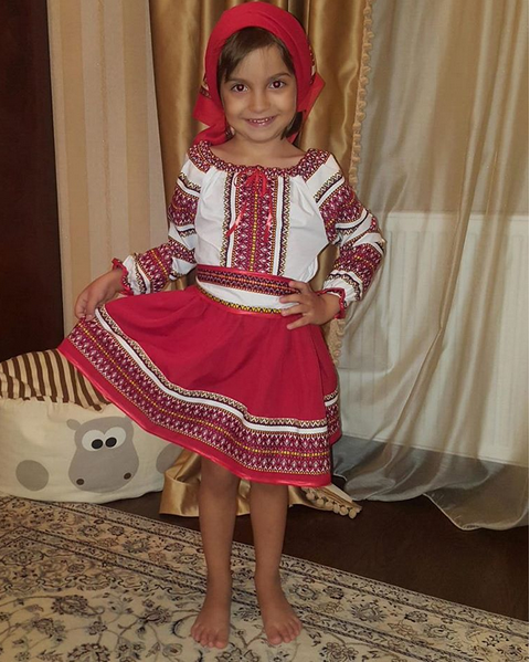 Cristina este mândră de fetiţa ei.