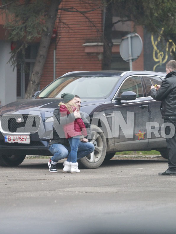 Smiley este foarte iubit de copii şi frecvent este oprit să facă poze cu ei şi să dea autografe.