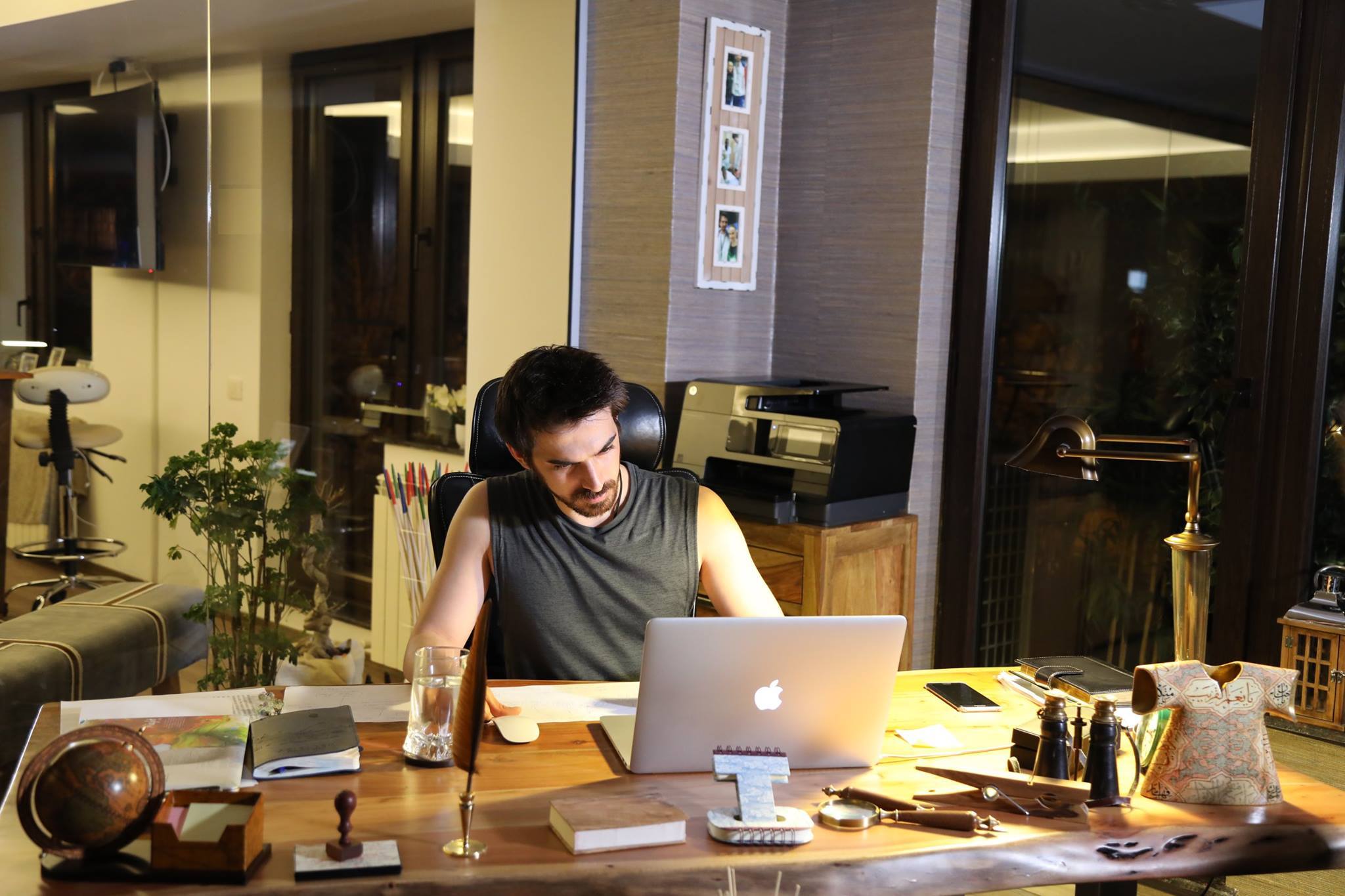 Tuncay, în maiou la birou