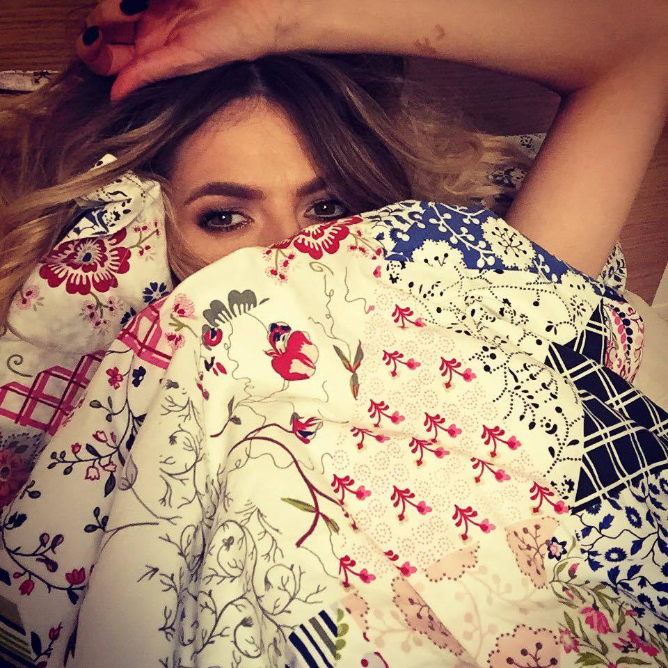 Lidia Buble s-a pozat în pat 